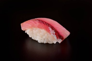 Beyaz balık nigiri suşi siyah arka plan üzerine izole