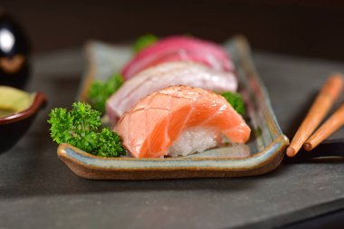 Nigiri suşi mix stüdyo çekimi