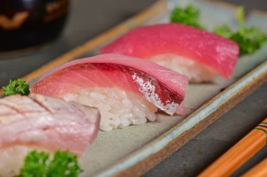 Nigiri suşi mix stüdyo çekimi