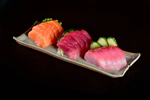 Lax Tonfisk Och Vit Fisk Sashimi Skivor Mörk Bakgrund — Stockfoto