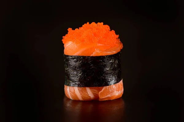 乔寿司 寿司包在鲑鱼切片上 — 图库照片