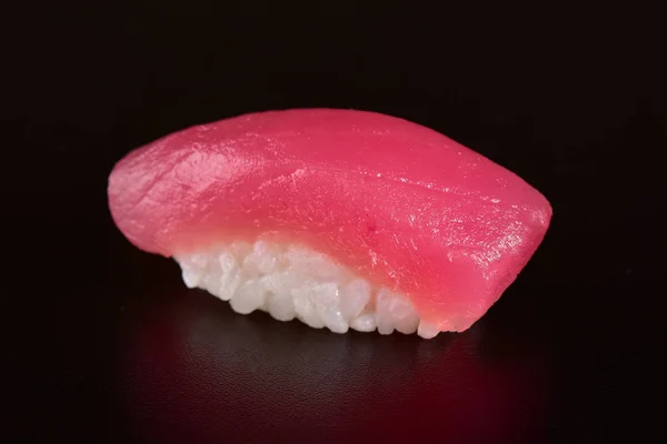 Tonhal Nigiri Sushi Elszigetelt Fekete Háttér — Stock Fotó