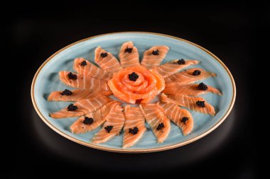Siyah arka plan üzerine somon carpaccio
