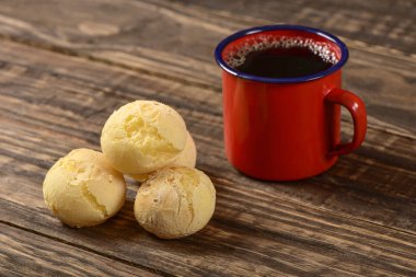 Peynir ekmek topları ve ahşap arka plan üzerinde siyah kahve