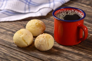 Peynir ekmek topları ve ahşap arka plan üzerinde siyah kahve