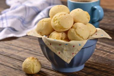 Peynir ekmek topları kase