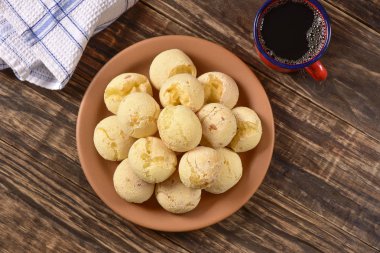 Peynir ekmek top plaka üzerinde