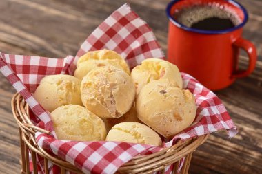 Peynir ekmek topları sepeti