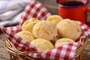 Peynir ekmek topları sepeti