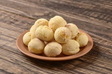 Peynir ekmek top plaka üzerinde