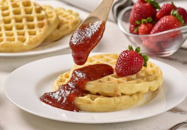 Waffle ve reçel kahvaltı masasında