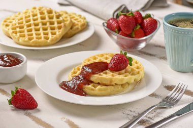 Waffle ve reçel kahvaltı masasında