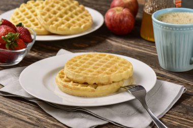 Waffle ve reçel kahvaltı masasında
