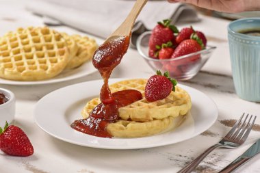 Waffle ve reçel kahvaltı masasında