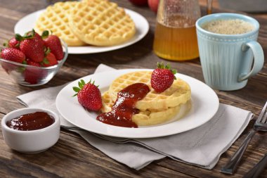 Waffle ve reçel kahvaltı masasında