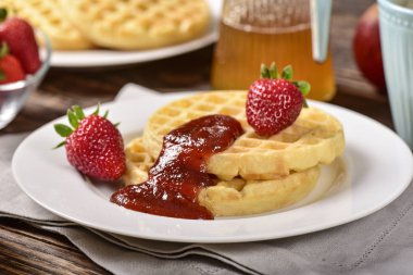 Waffle ve reçel kahvaltı masasında