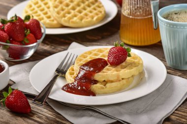 Waffle ve reçel kahvaltı masasında