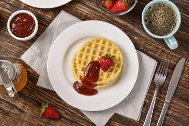 Waffle ve reçel kahvaltı masasında