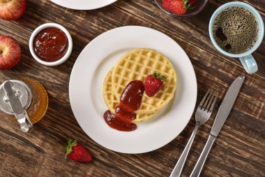 Waffle ve reçel kahvaltı masasında