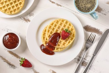 Waffle ve reçel kahvaltı masasında