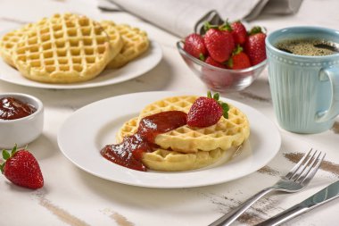 Waffle ve reçel kahvaltı masasında