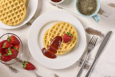 Waffle ve reçel kahvaltı masasında