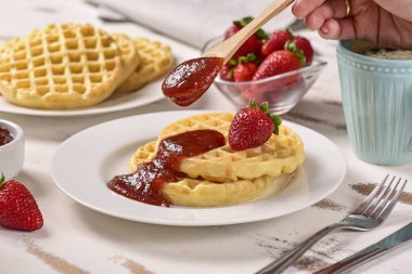 Waffle ve reçel kahvaltı masasında