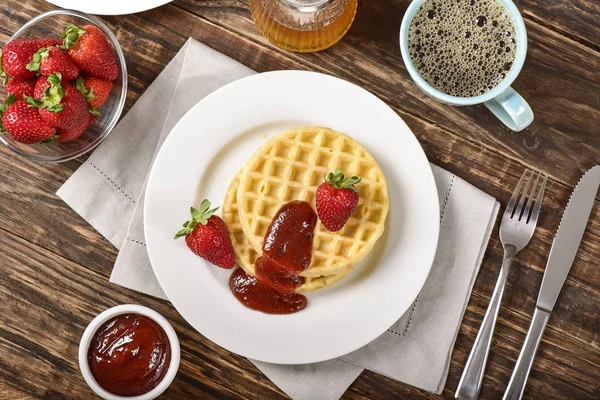 Waffle ve reçel kahvaltı masasında