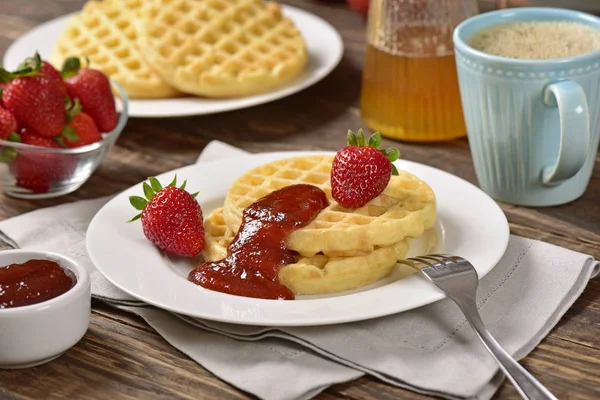 Waffle ve reçel kahvaltı masasında