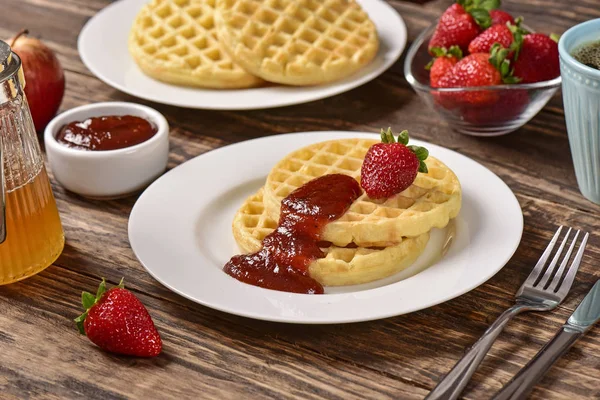 Waffle ve reçel kahvaltı masasında