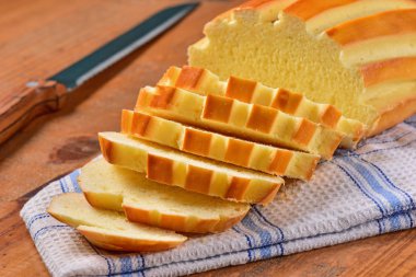 Ev yapımı beyaz ekmek üstüne mutfak havlusu