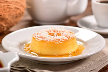 Hindistan cevizi puding dekore edilmiş sahnede