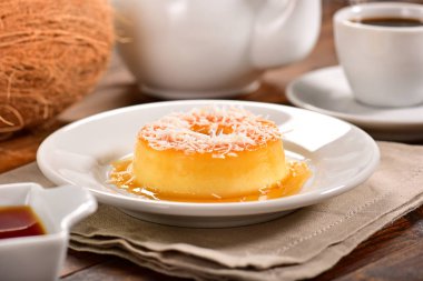 Hindistan cevizi puding dekore edilmiş sahnede