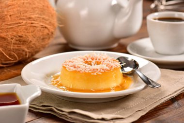 Hindistan cevizi puding dekore edilmiş sahnede