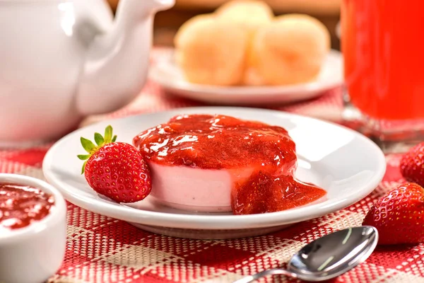 Strawberry Cheesecake Ingerichte Scène — Stockfoto