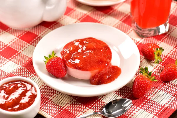 Strawberry Cheesecake Decorated Scene — Stock Photo, Image