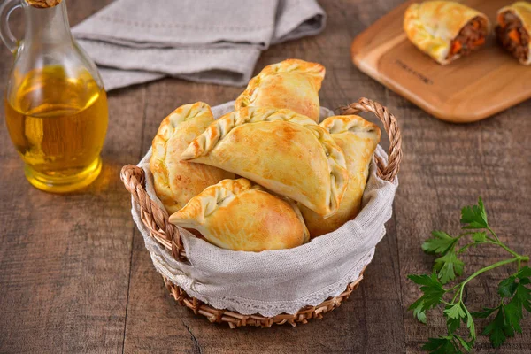 Empanas Assadas Carne Fundo Madeira — Fotografia de Stock