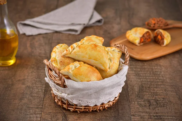 Empanas Asadas Carne Sobre Fondo Madera — Foto de Stock