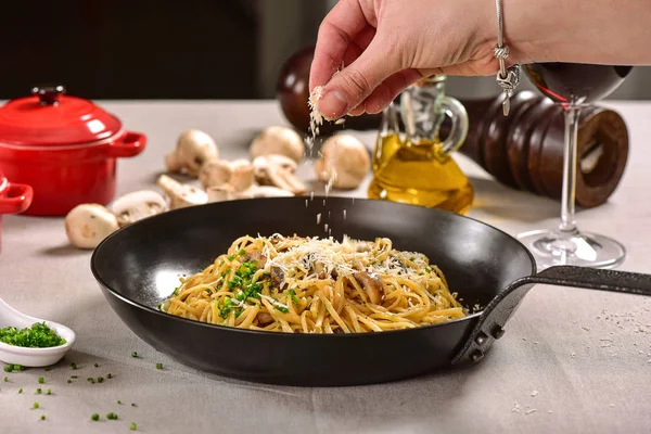 黒い素朴な鍋に伝統的なイタリアのパスタ — ストック写真