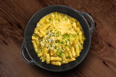 Siyah rustik tavada geleneksel İtalyan makarnası