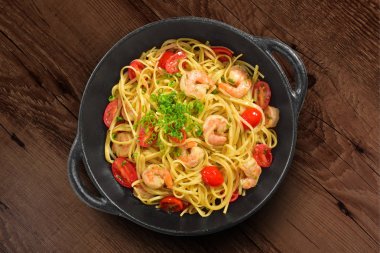 Siyah rustik tavada geleneksel İtalyan makarnası