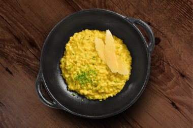 Siyah rustik tavada geleneksel İtalyan makarnası