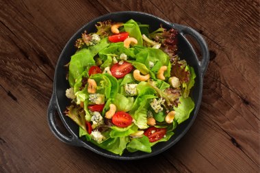 Taze yeşil salata tavabeyaz arka plan üzerinde izole