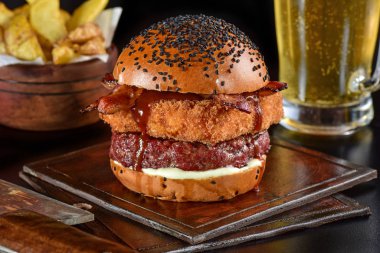 Koyu arka planda füme burger sandviç