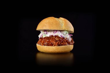 Koyu arka plan üzerinde çekti domuz Sandviç