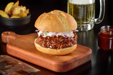 Koyu arka plan üzerinde çekti domuz Sandviç