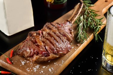 Rustik sahnede Füme Prime Rib