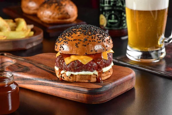 Geräuchertes Burger Sandwich Auf Dunklem Hintergrund — Stockfoto