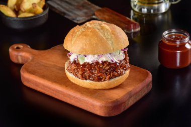 Koyu arka plan üzerinde çekti domuz Sandviç