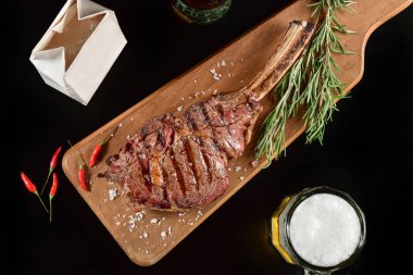 Rustik sahnede Füme Prime Rib